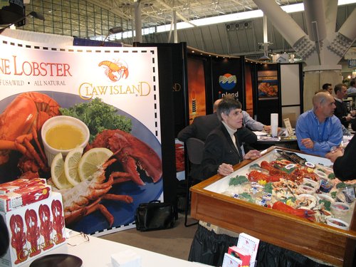 International Boston Seafood Show 2007. Claw Island Foods. Эмили Лейн (Emily Lane) демонстрирует продукцию из лобстера