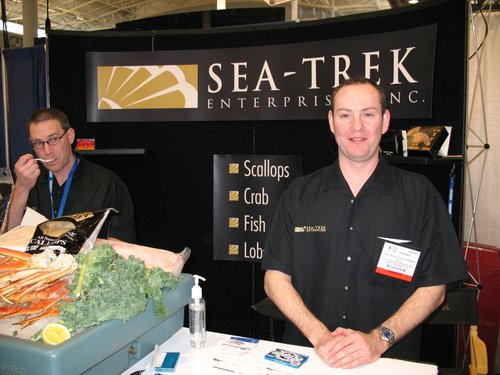 International Boston Seafood Show 2007. Sea-Trek Enterprises, Inc. Питер "Голландец" Сноерен (Pieter "Dutch" Snoeren) на стенде компании